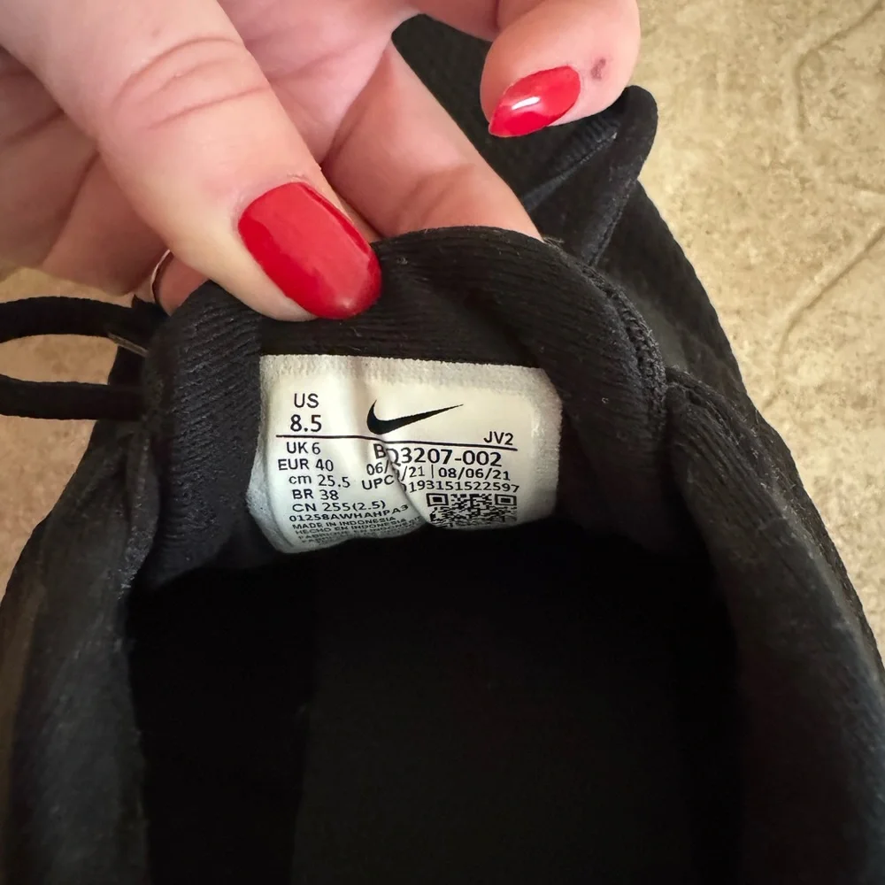 Nike Women's Black and White Running Shoes - Picture 3 of 5